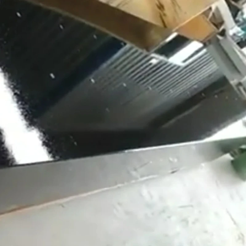 یک سکوی گرانیتی درج ضخامت 4 متر و 0.5 متر ضخامت حمل می شود